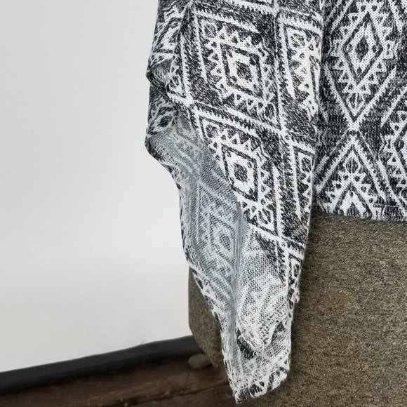 Black White Geometric Pattern Shirt *NWT* Size S - Picture 6 of 6